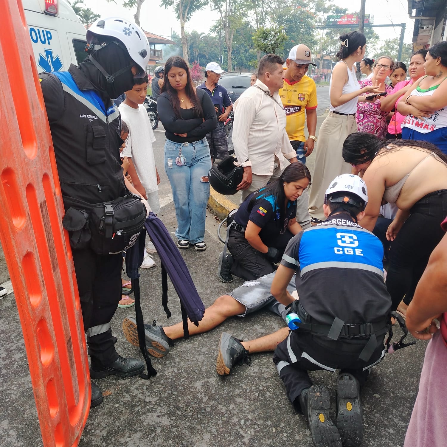 PARAMÉDICOS VOLUNTARIOS DE CONSULTING GROUP ECUADOR ATENDIERON ACCIDENTE EN LA AV. ABRAHAM CALAZACÓN