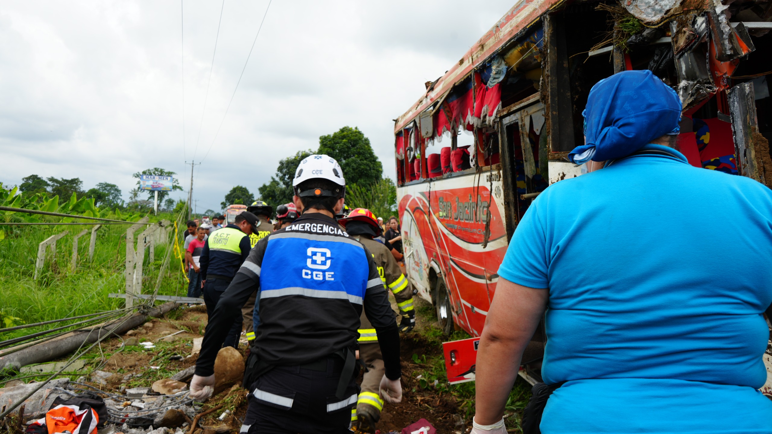 NUESTROS HÉROES DE EMERGENCIAS MÉDICAS AYUDARON EN GRAVE ACCIDENTE EN LA VÍA A SAN JACINTO DEL BÚA