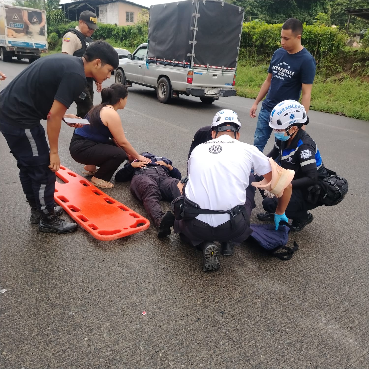 PARAMÉDICOS VOLUNTARIOS ATENDIERON ACCIDENTE DE TRÁNSITO EN LA VÍA QUININDÉ